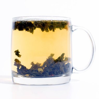 şeffaf bardak çay beyaz zemin üzerine krema ile