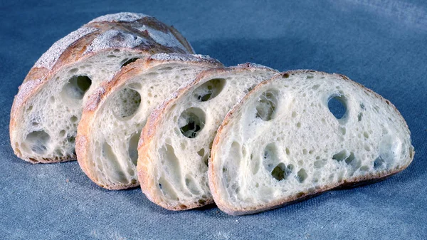 Φέτες άσπρο ψωμί πάνω στο τραπεζομάντιλο είναι κατασκευασμένο από λινό — Φωτογραφία Αρχείου