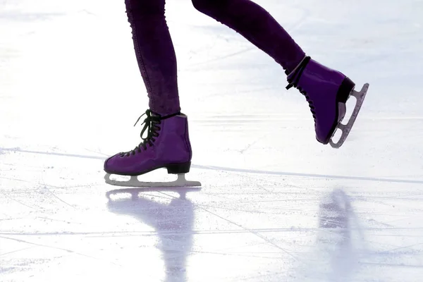 Voet persoon van het schaatsen op de ijsbaan in de sunligh — Stockfoto