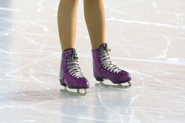 Pies en los patines de una persona rodando en la pista de hielo —  Fotos de Stock