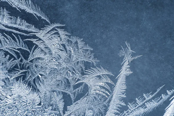 A geada excepcional em uma janela de inverno. Estações da natureza e uniq — Fotografia de Stock
