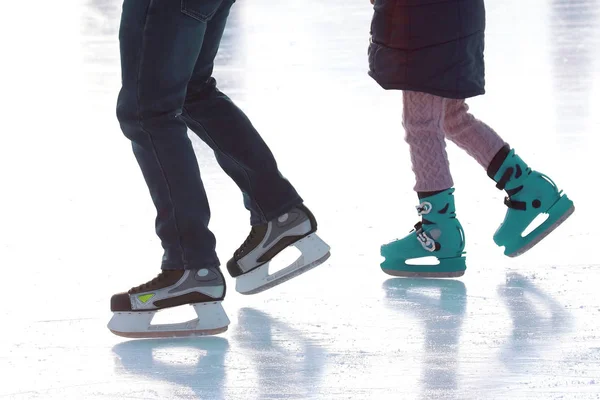 Buz pateni pistinde ayaklar buz pateni yapıyor. tatil spor ve hobiler — Stok fotoğraf