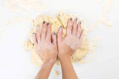 kadınların elleri üzerinde hafif bir adam hamur yoğurmak