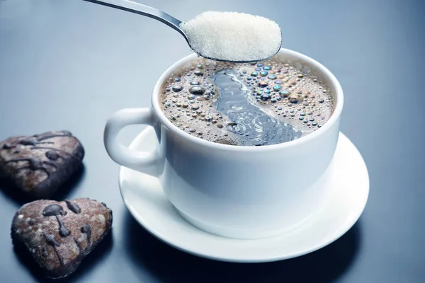 Белая чашка с черным кофе и ложка с сахаром — стоковое фото
