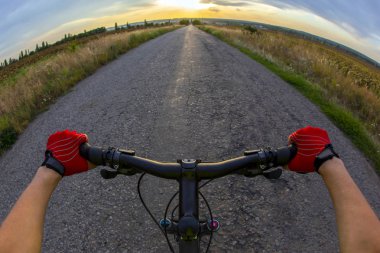 doğru yolda bir bisikletçi sürme direksiyon eller