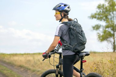 Doğada bisiklete binen güzel kız.