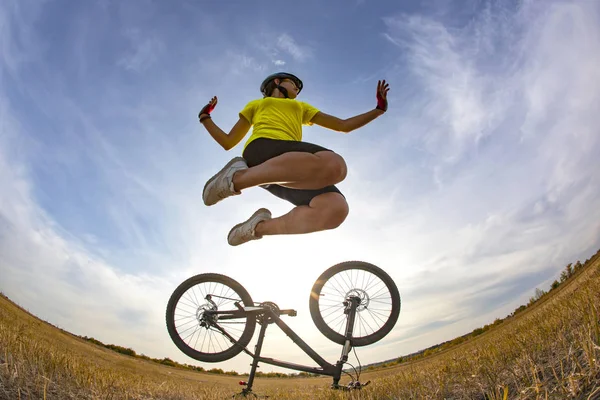 Meisje fietser springt in de lucht op de achtergrond van de BIK — Stockfoto