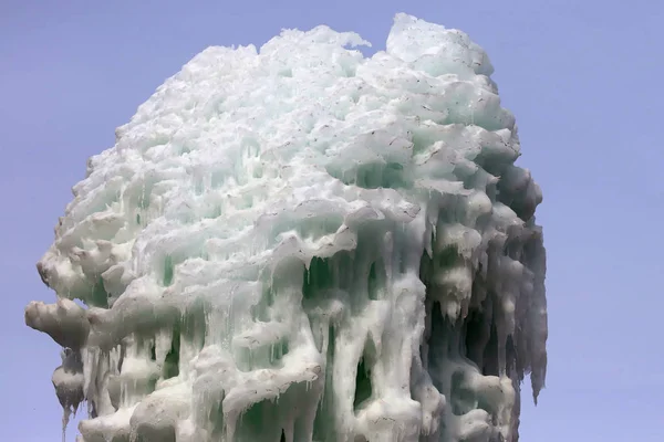 Zmrazené bloky ledové rampouchy krápníky — Stock fotografie
