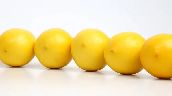 Limões inteiros juntos no fundo branco — Fotografia de Stock