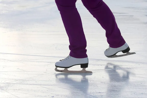 Pieds sur les patins d'une personne roulant sur la glace rin — Photo