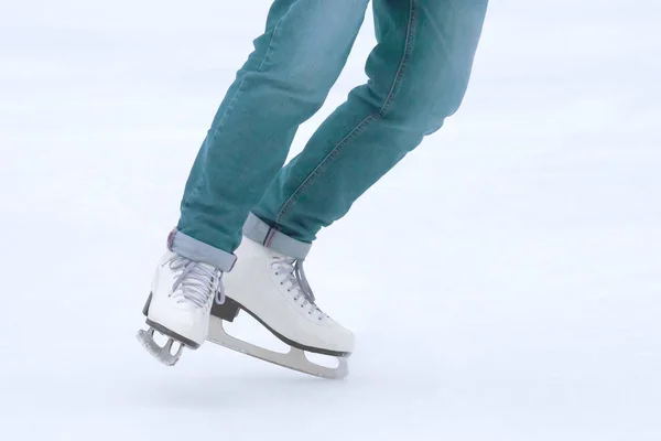 Pieds roulant sur patins femme sur la patinoire — Photo