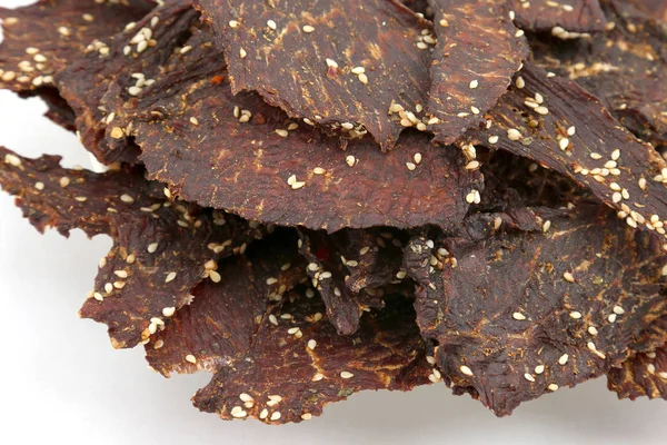 Torkat nötkött skivor i kryddor med sesamfrön — Stockfoto