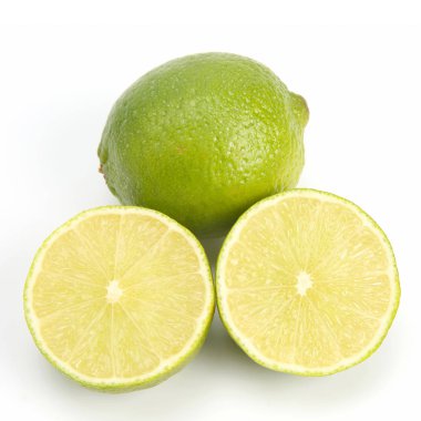 Beyaz zemin üzerine yeşil limon Narenciye meyve kesme
