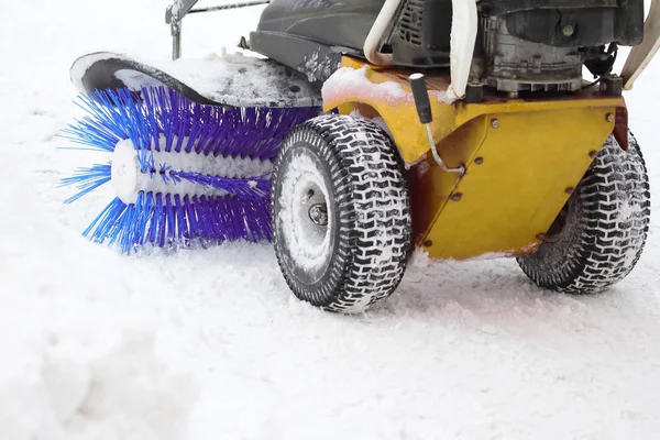 Máquina especial para la eliminación de nieve limpia el camino — Foto de Stock