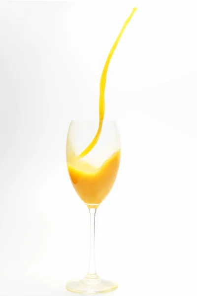 白い背景の上のガラスのオレンジ ジュースのスプラッシュ — ストック写真