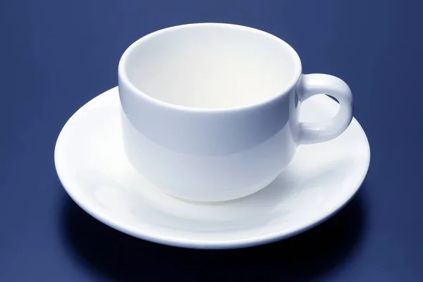 コーヒーのためのソーサーと空の白いカップ — ストック写真