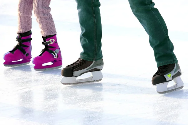 Buz pateni pistinde ayaklar buz pateni yapıyor. Spor ve kış tatili — Stok fotoğraf