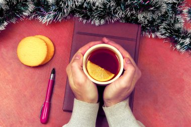 bir fincan çay yeni yıl önce office masada elleriyle