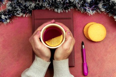 bir fincan çay yeni yıl önce office masada elleriyle