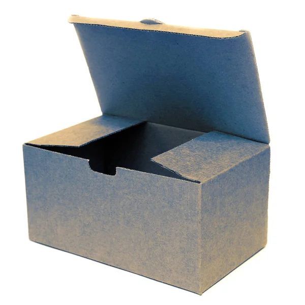 Beyaz arkaplanda izole edilmiş boş karton kutuyu aç