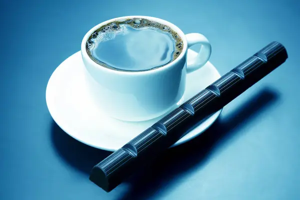 Белая чашка с черным кофе и шоколадом на соусе — стоковое фото