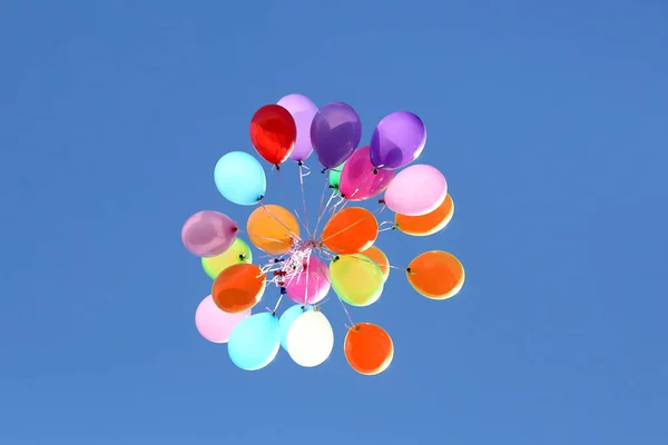 Μπουκέτο από πολύχρωμα μπαλόνια ενάντια στον γαλάζιο ουρανό — Φωτογραφία Αρχείου
