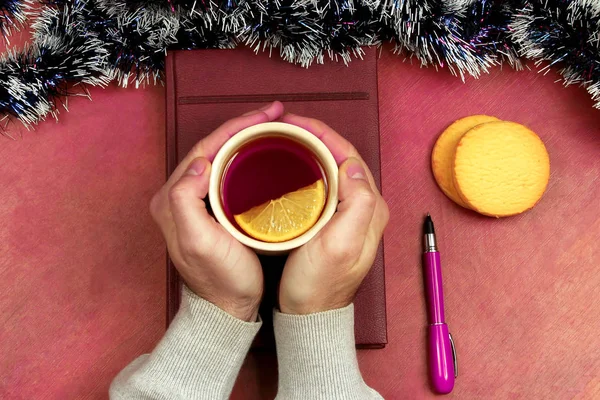bir fincan çay yeni yıl önce office masada elleriyle