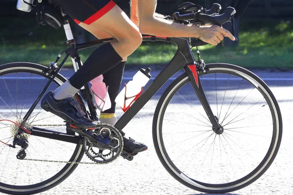 고속도로에서 자전거를 타는 자전거 타기. 스포츠와 발살 — 스톡 사진