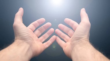 ışık abov açık ve uzanmış ellere düşüyor