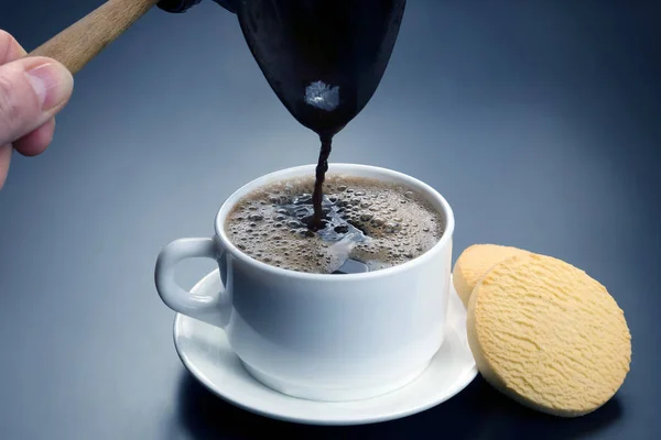 刚煮好的黑咖啡，从土耳其倒在一个白色的杯子 — 图库照片