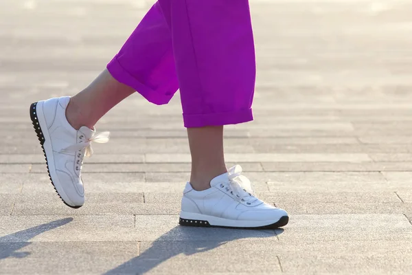 Nohama žena, která chodí po náměstí. móda v šatně — Stock fotografie