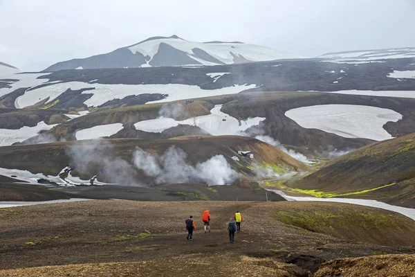 Les touristes vont sur une route de montagne à Landmannalaugar. islandais — Photo