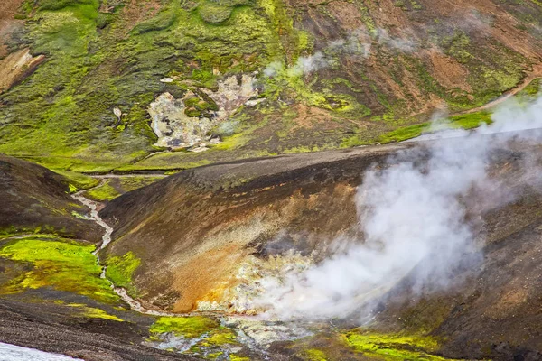 Geysers fumeurs dans les montagnes de l'Islande — Photo