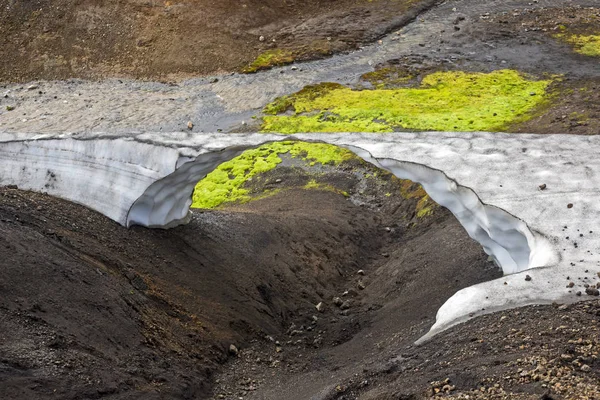 Łuk śnieżny na trasie górskiej Landmannalaugar, Icelan — Zdjęcie stockowe