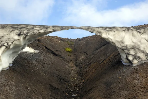 Łuk śnieżny na trasie górskiej Landmannalaugar, Icelan — Zdjęcie stockowe