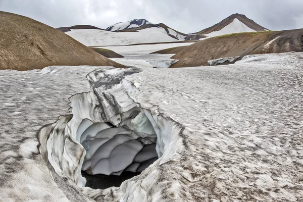 Snowy górski krajobraz Landmannalaugar. Islandia — Zdjęcie stockowe