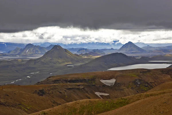 Красивый контраст горного ландшафта Исландии — стоковое фото