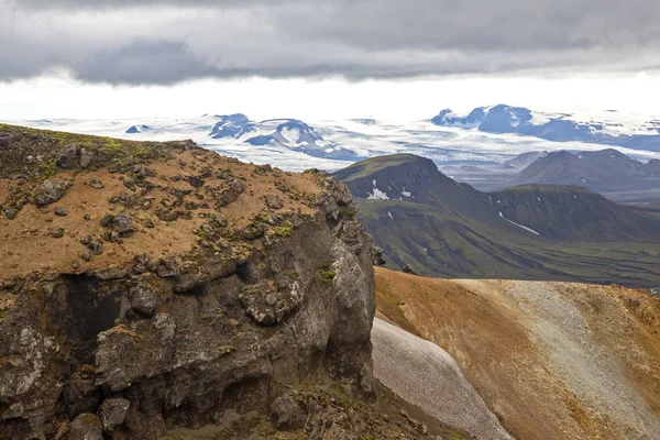 Belo contraste da paisagem montanhosa em islandês — Fotografia de Stock