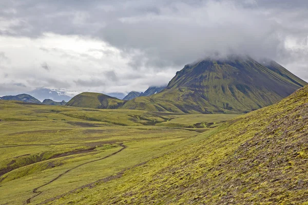 Montanha paisagem enevoada em islandês — Fotografia de Stock