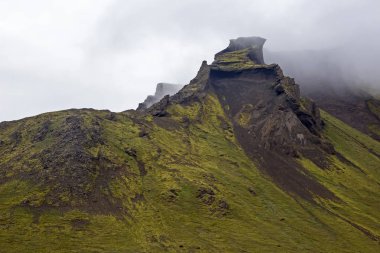 Icelan dağ sisli manzara