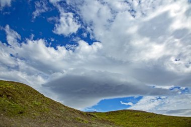 Icelan'ın engebeli manzaraları üzerinde güzel bulutlar