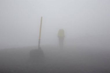 Turist Icelan dağlık sürekli bir sis içinde