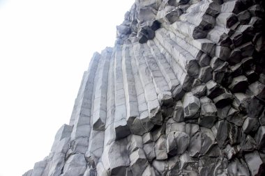 Icelan siyah bir plajda Bazalt sütunlar