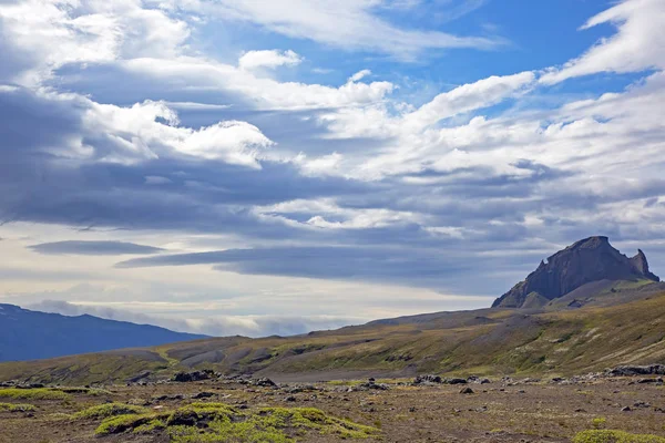 Bela paisagem montanhosa em islandês — Fotografia de Stock