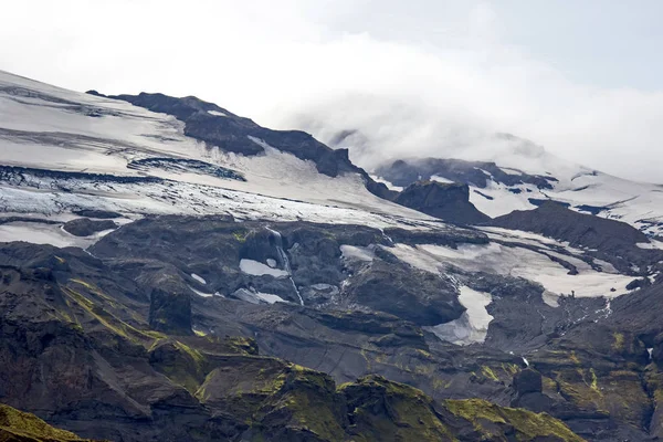 Hermoso contraste del paisaje montañoso en Islandia —  Fotos de Stock