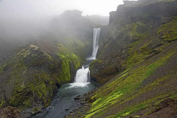 Wasserfälle im Nebel auf dem Fluss skoda. isländisch — Stockfoto