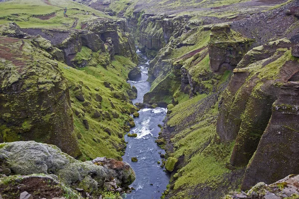 Schlucht mit grünem Moos am Fluss in Island — Stockfoto