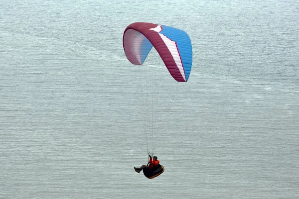 Yamaç paraşütü se üzerinde uçan — Stok fotoğraf