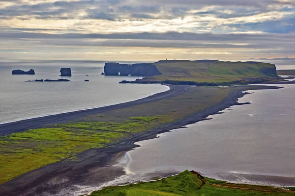 Veduta delle scogliere di Dyrholaey in Islanda — Foto Stock