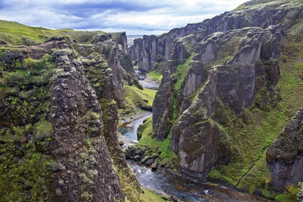 Scenic fjadrargljufur canyon in IJsland — Stockfoto